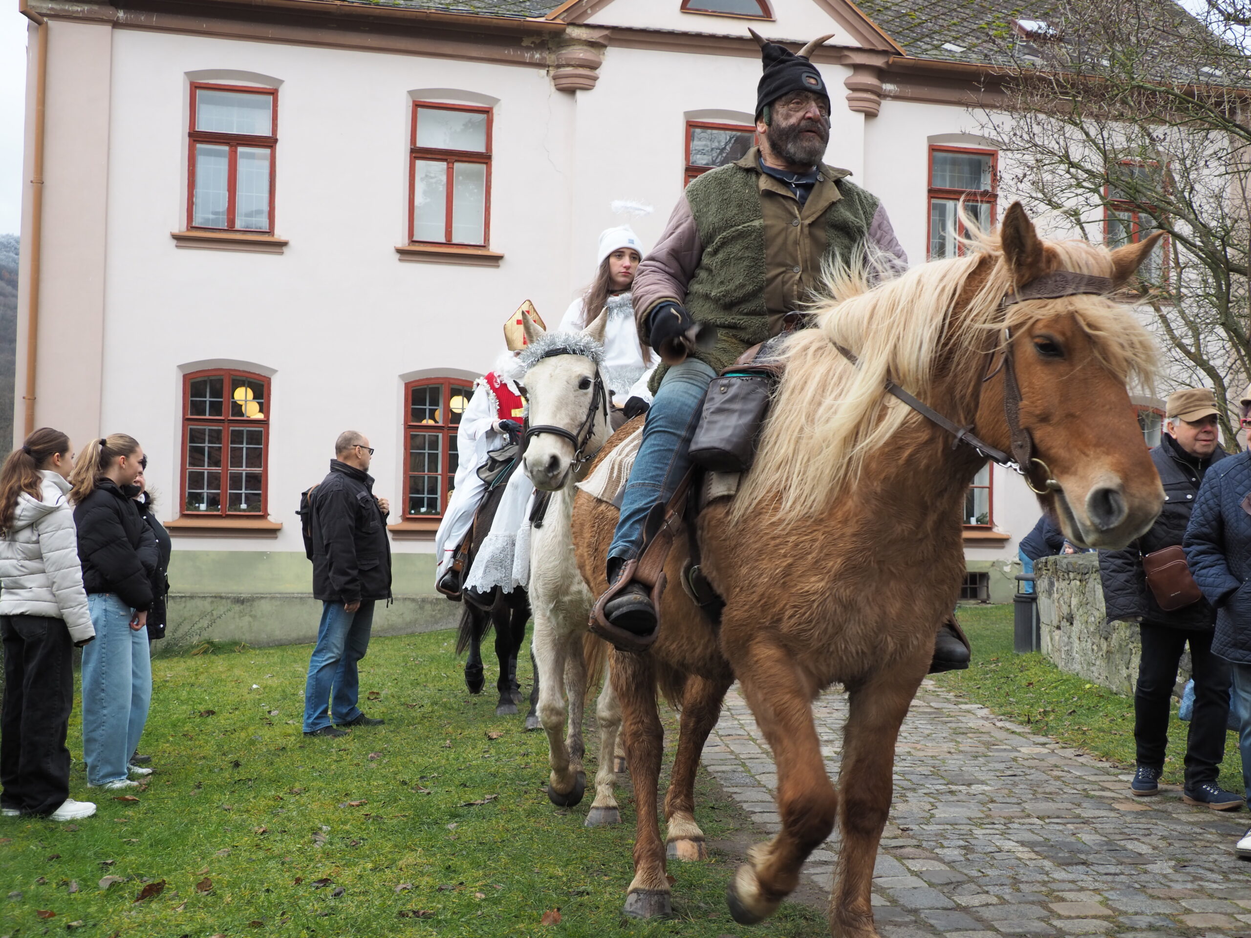 Návštěva Mikuláše, čerta a anděla ve skanzenu Zubrnice